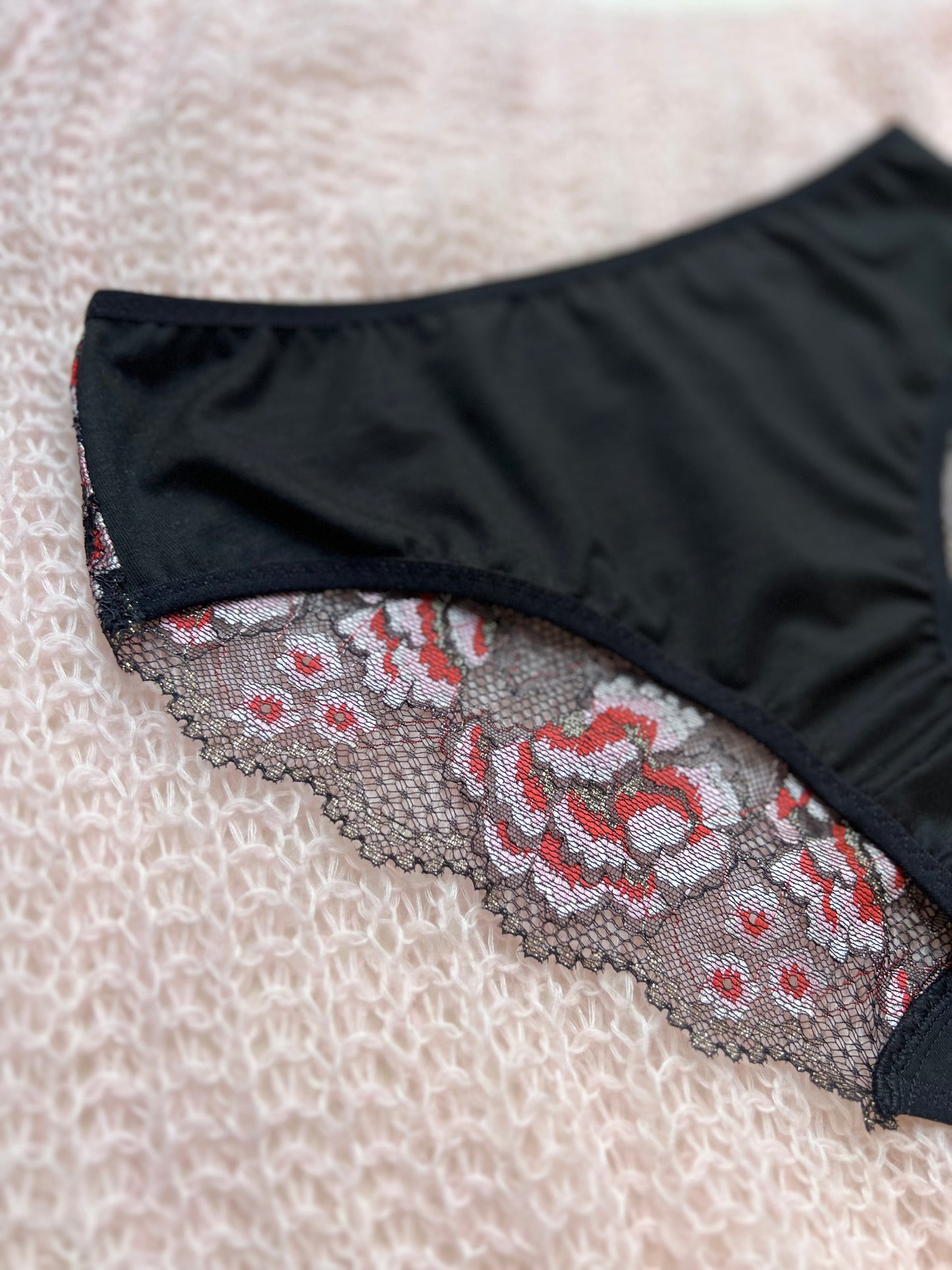 Women’s Medium-Waist TENCEL™ black panties with Lace