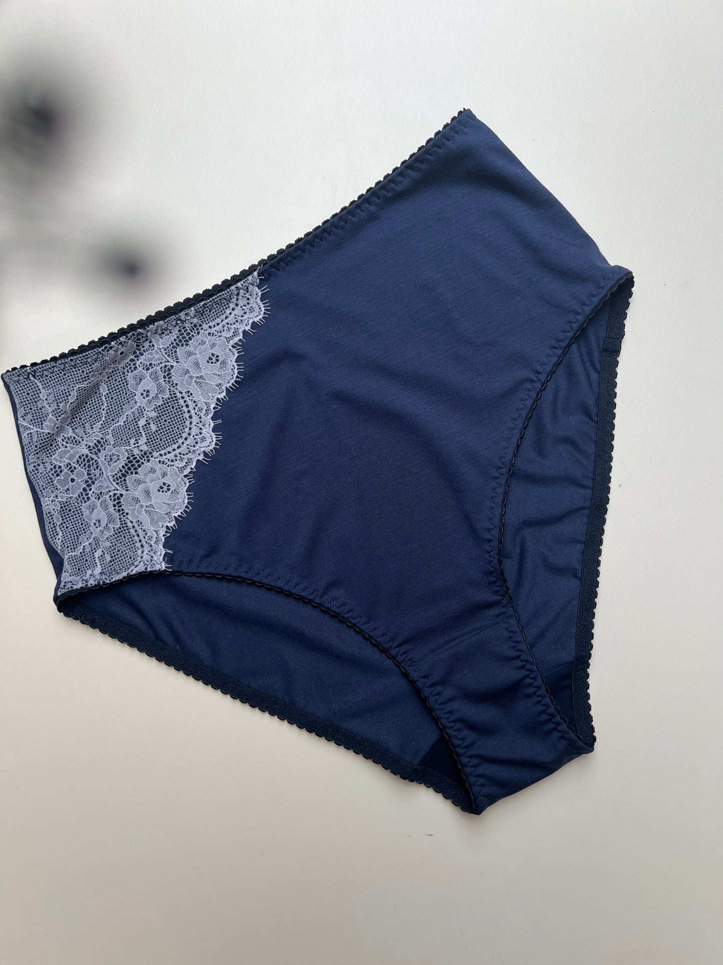 Women’s High-Waist TENCEL™ panties – Dark blue with lillac lace
