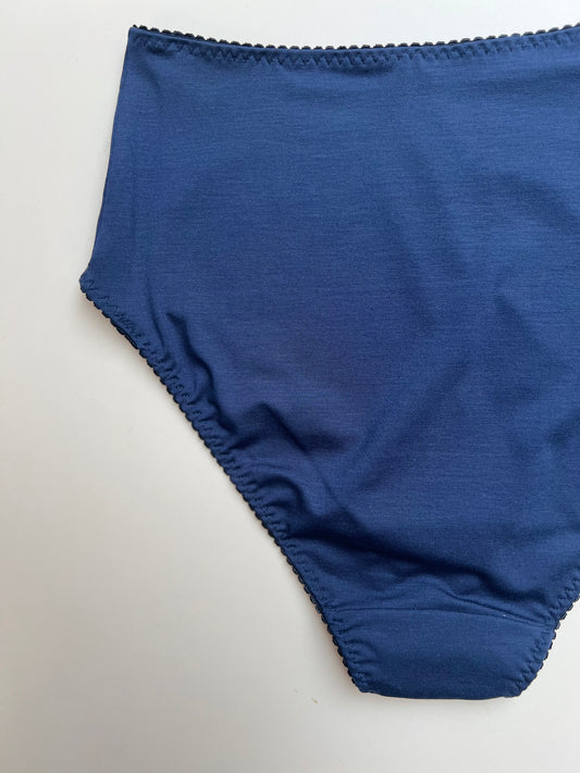 Women’s High-Waist TENCEL™ panties – Dark blue with lillac lace